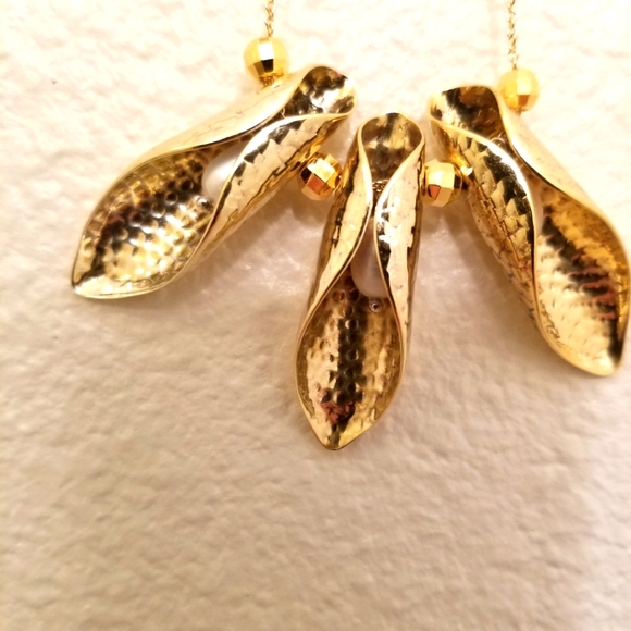 ✅3 Pearls Wrapped in Hammered Gold Leaves 15" Necklace Michael Michaud Hand Craf - Picture 1 of 12